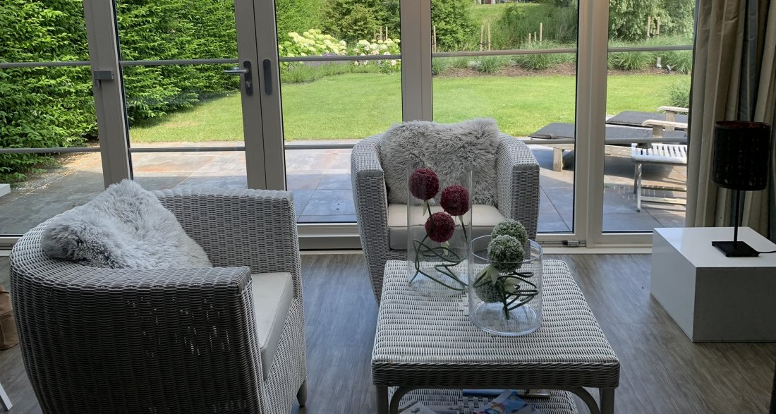 zicht op tuin vanuit bed